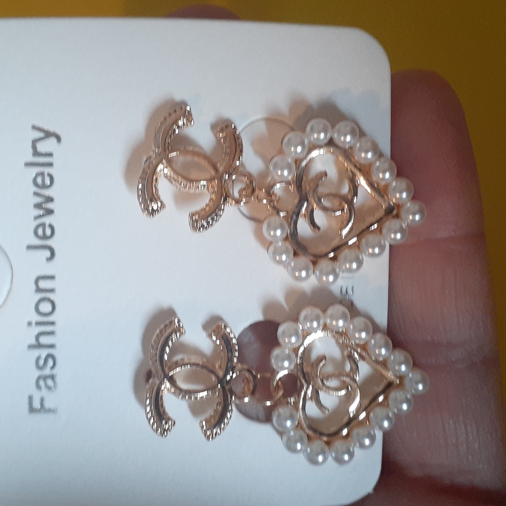 Cc earrings.. (Brand new)